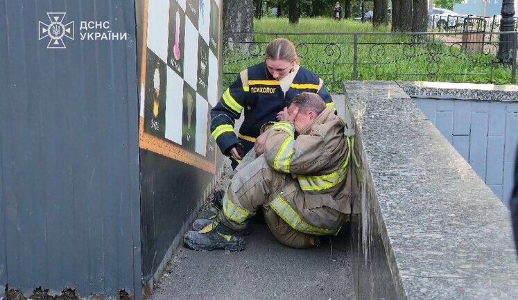 Three rescuers killed while clearing aftermath of strikes in Kyiv – Interior Ministry. PHOTOS