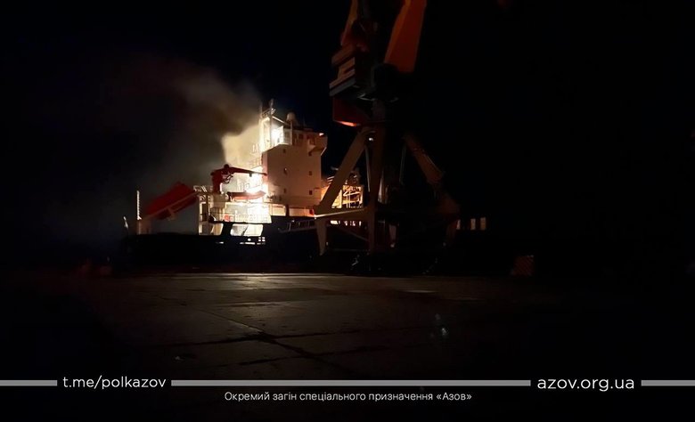 Бійці Азову надали допомогу екіпажу іноземного судна, яке обстріляли окупанти в маріупольському порту 02