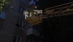 Російський БпЛА застряг у деревах біля будинків у Сумах