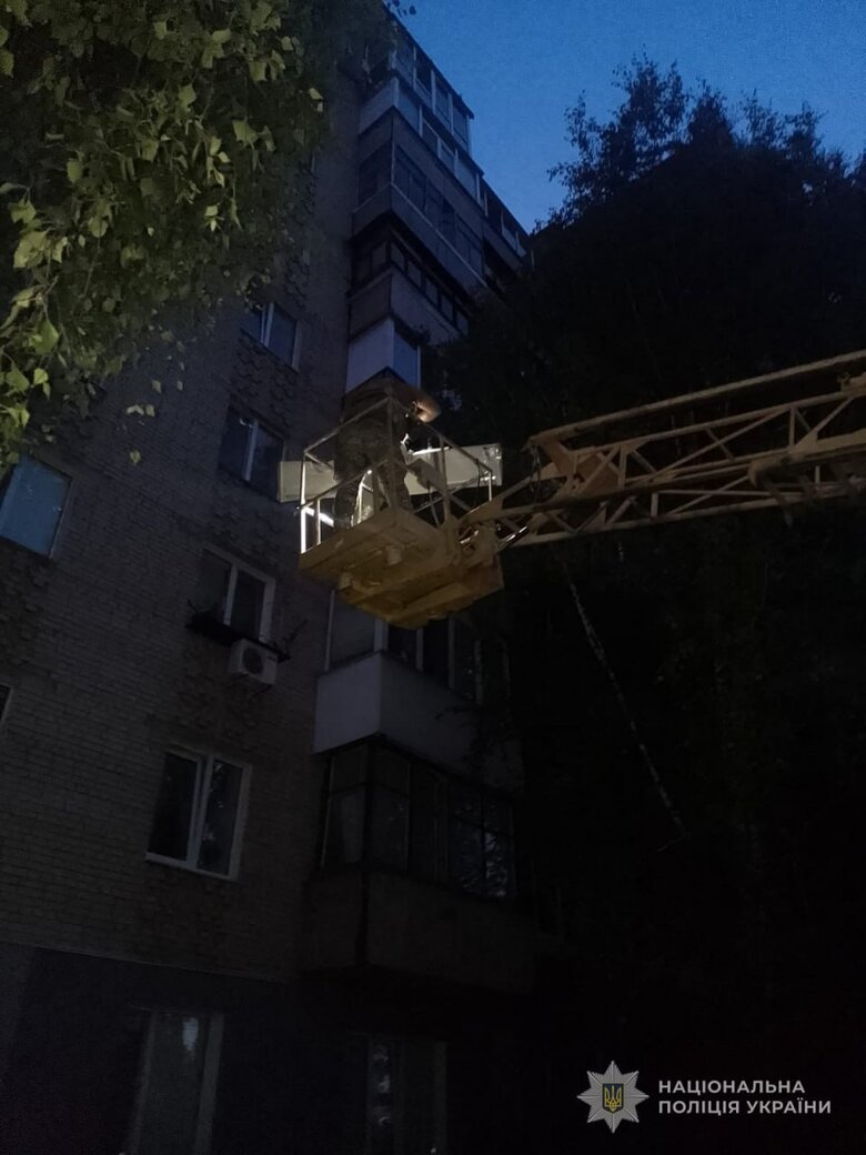 Російський БпЛА застряг у деревах біля будинків у Сумах
