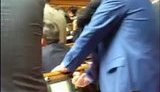 "Регионал" показал средний палец оппозиционеру, снимавшему его во время "кнопкодавства". ВИДЕО