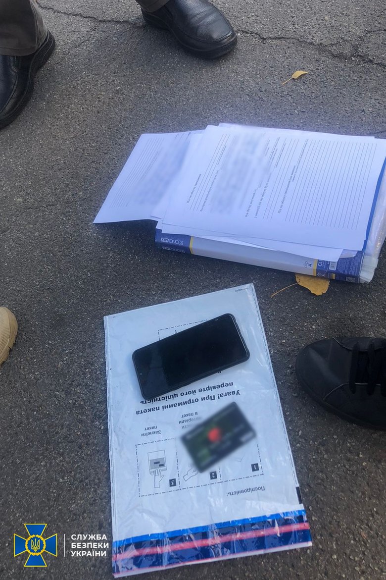 СБУ задержала мошенников, выдававших себя за офицеров спецслужбы и шантажировавших иностранцев 05