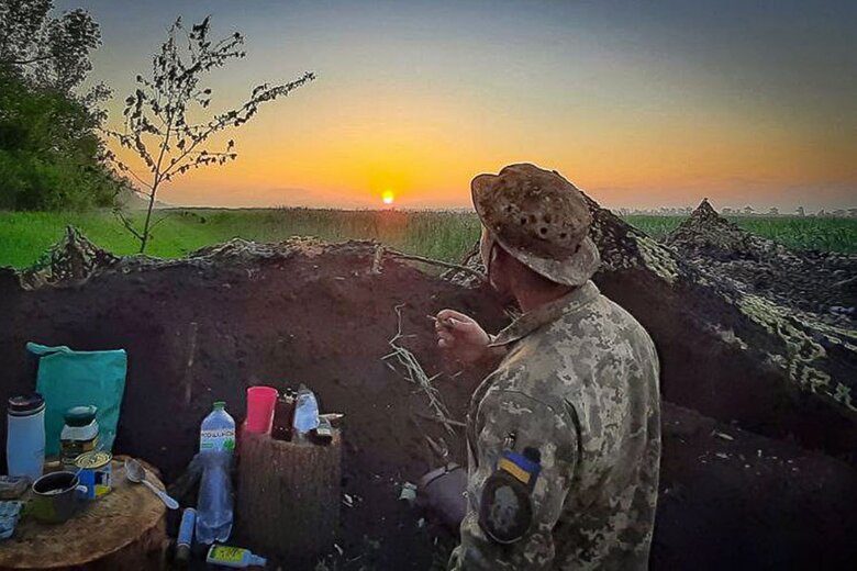 Нацгвардієць, позивний Бона: У Серебрянському лісі росіяни скидали на наші позиції з дронів сльозогінний газ в аерозолях, з яких він розпилювався 09