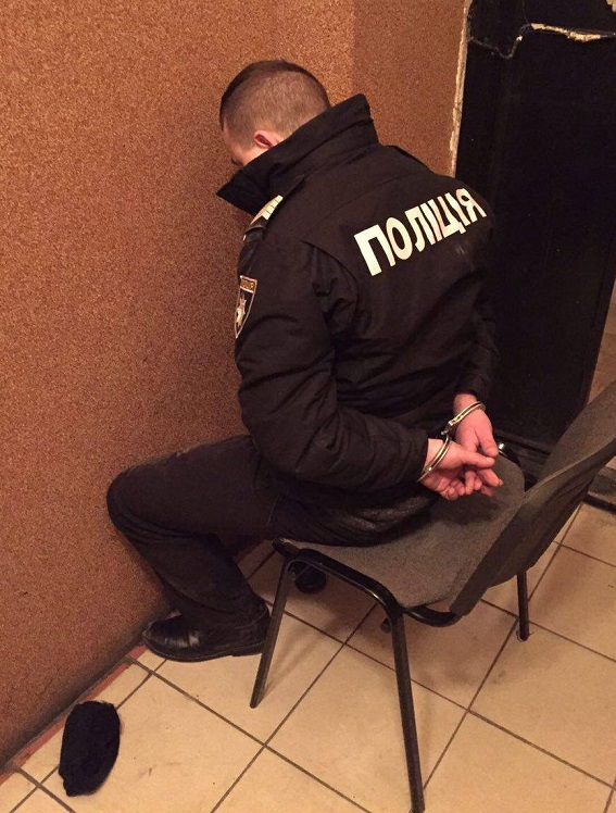 Банду поліцейських, які займалися рекетом на залізничному вокзалі, затримано у Львові, - Нацполіція 02