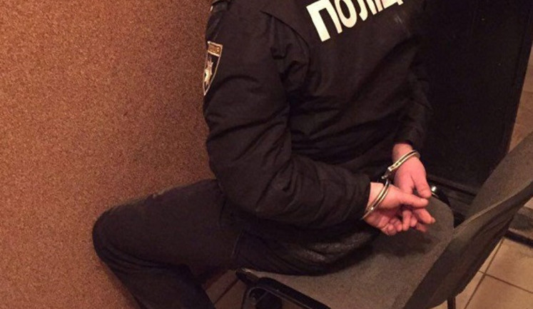Банду поліцейських, які займалися рекетом на залізничному вокзалі, затримано у Львові, - Нацполіція. ФОТОрепортаж