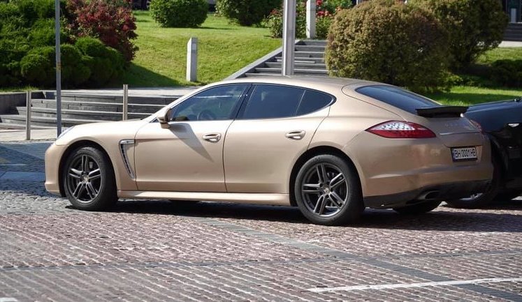 Заместитель председателя ОАСК Аблов ездит на "золотом" Porsche. ФОТО