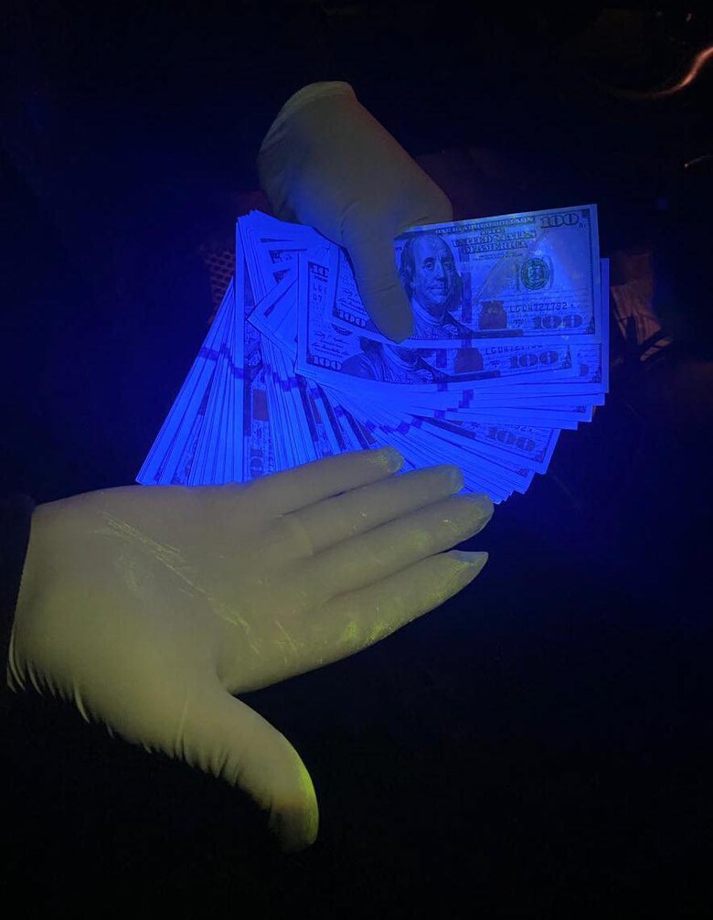 Прикордонник і митник за 6 тис. дол. надавали послуги з переміщення військовозабовязаних чоловіків через кордон, - Нацполіція 03