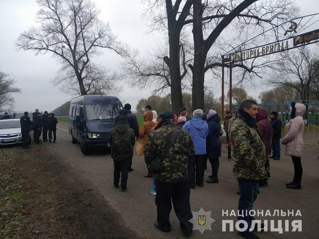 Півсотні рейдерів намагалися захопити аграрний кооператив на Київщині, їх затримала поліція 03