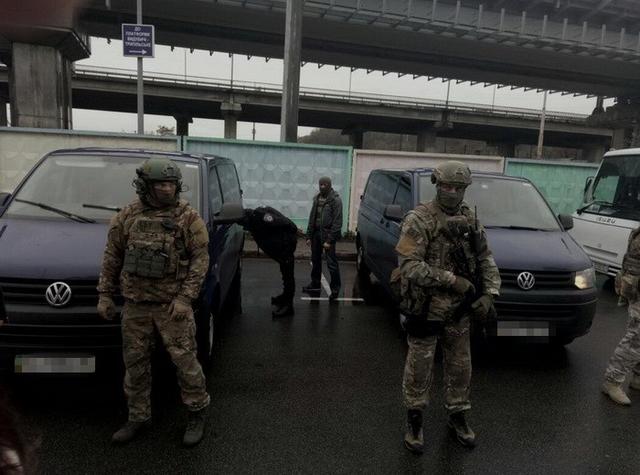 SBU detains armed Russian after he made cache of explosives near Kyiv’s railroad station 01