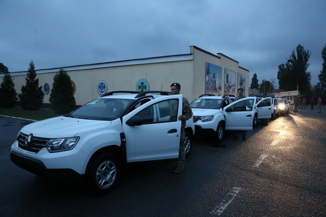 Держприкордонслужба України отримала 100 нових Renault Duster 01