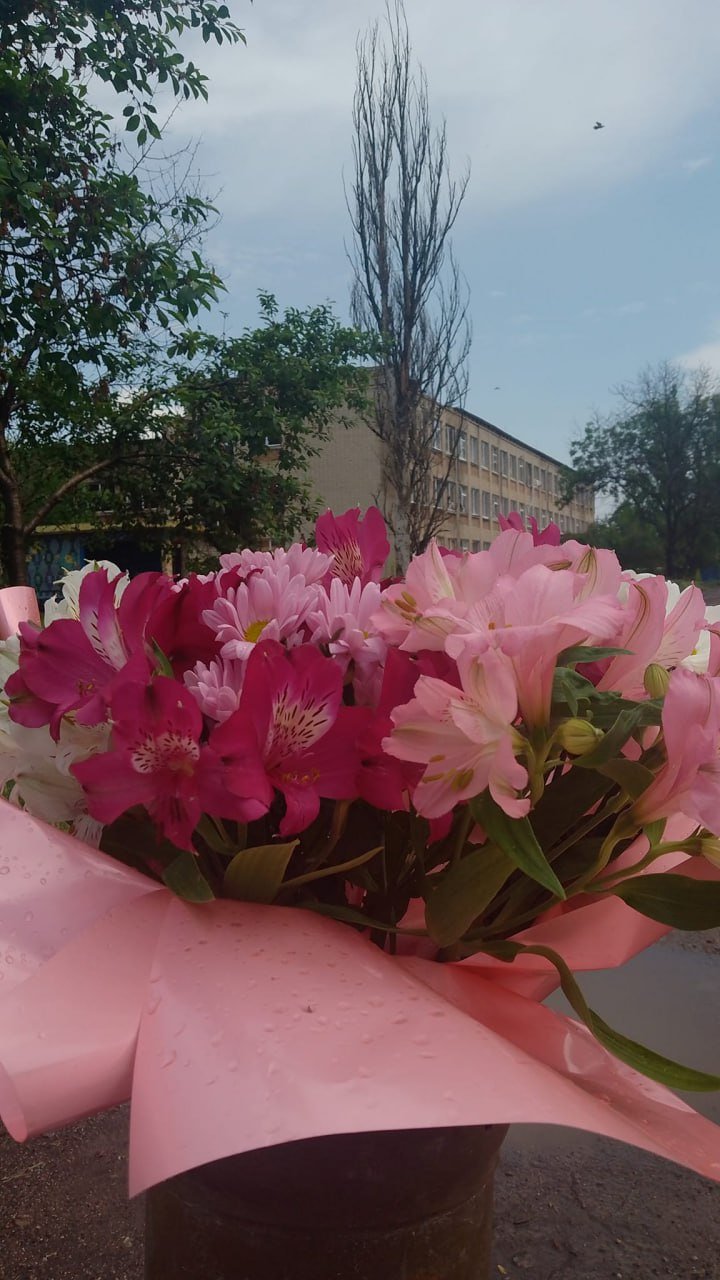 Последний звонок на руинах: девятиклассники из Любимовки Херсонской области попрощались со школой 05