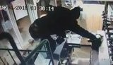 Двое злоумышленников ограбили три магазина в Запорожье за одну ночь. ВИДЕО камер наблюдения