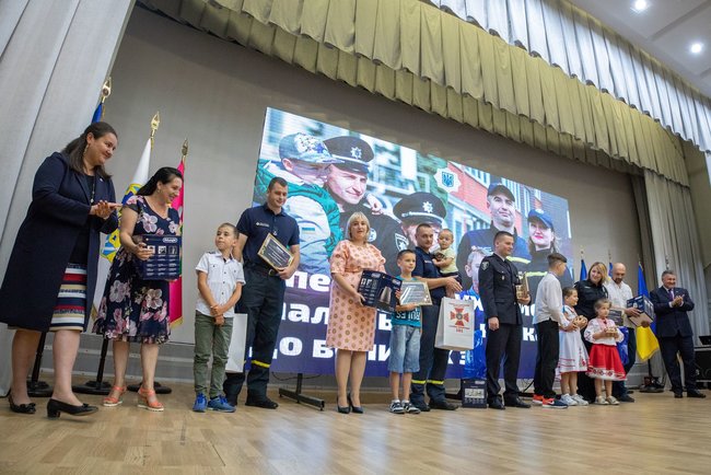 Более 500 семей получили квартиры по программе обеспечения жильем полицейских и спасателей, - Аваков 03 Более 500 семей получили квартиры по программе обеспечения жильем полицейских и спасателей, - Аваков 03