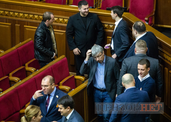 Вітальний поцілунок Стефанчука і Третьякової, замислена Тимошенко і розпростерті обійми Федини для Вятровича, - робота ВР 3 грудня 04
