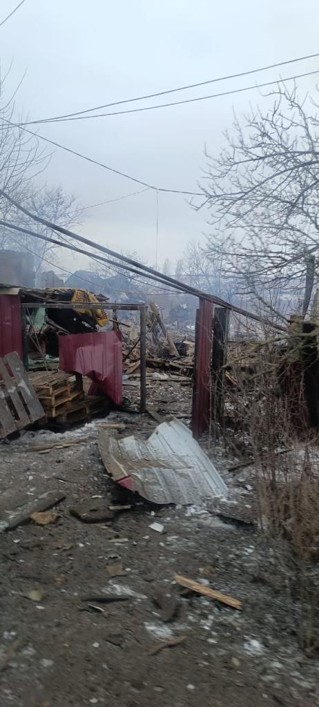 Рашисти 13 разів обстріляли Донеччину: Пошкоджено інфраструктурний об’єкт, будинки та адмінбудівлі 04