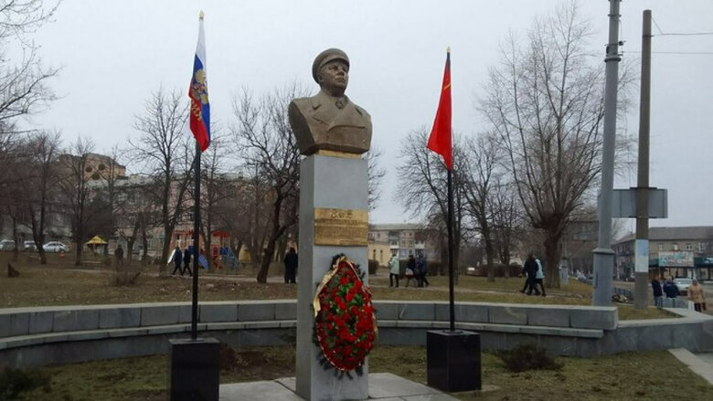 Оккупанты восстановили памятник Ворошилову в Лисичанске 01