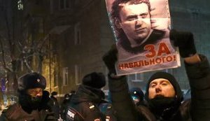 С фонариками и во дворах: соратники Навального анонсировали 14 февраля протестную акцию в новом формате