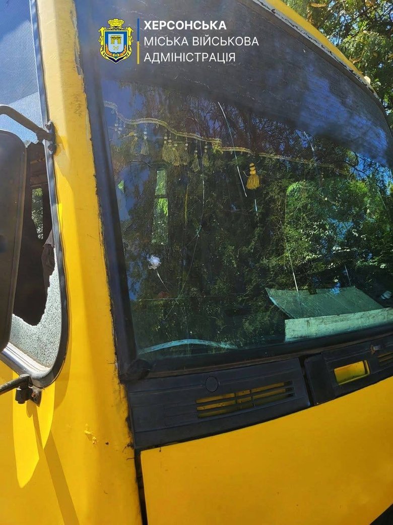 Russia attacked a minibus and a car in Kherson with a drone: details