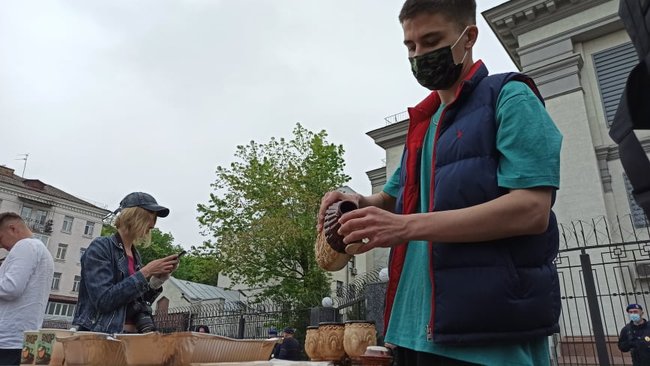 У Києві під посольством РФ в ході акції в память загиблих на Донбасі воїнів спалили Кремль 27 У Києві під посольством РФ в ході акції в память загиблих на Донбасі воїнів спалили Кремль 27