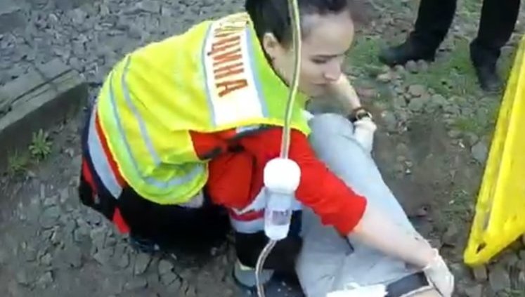Підліток потрапив під електричку в Києві, першу допомогу йому надали патрульні поліцейські. ВIДЕО