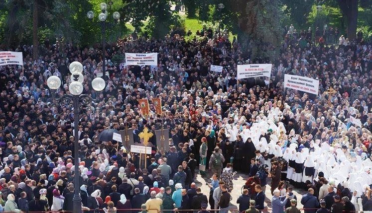 Депутаты и "жернова дьявола": запретный май в Верховной Раде