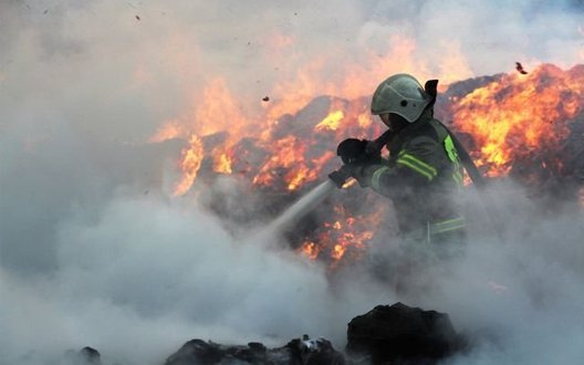 У Севастополі стався вибух і пожежа у багатоповерхівці, людей дістають з-під завалів