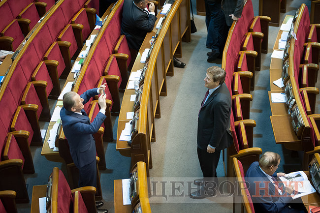 Депутати-соньки, Кіссе, який голосує за трьох, радісний Гройсман і обійми Лозового з Ляшком: як Рада вночі приймала Держбюджет-2019 08