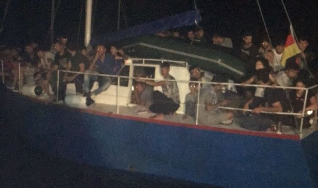 В Италии задержана украинская яхта с 71 незаконным мигрантом 01