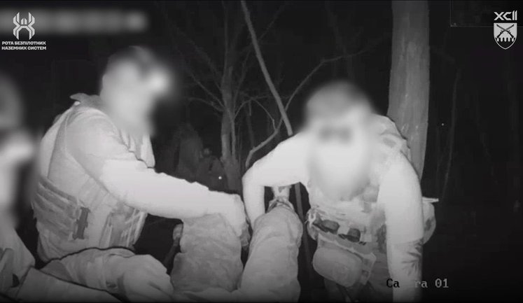 Бійці 92-ї ОШБр показали евакуацію поранених під ударами FPV та скидами: "Тримайся! Побачиш дружину і доньку". ВIДЕО