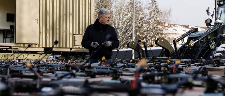 Порошенко передав 20 мавіків підрозділам, які взяли в полон військових КНДР