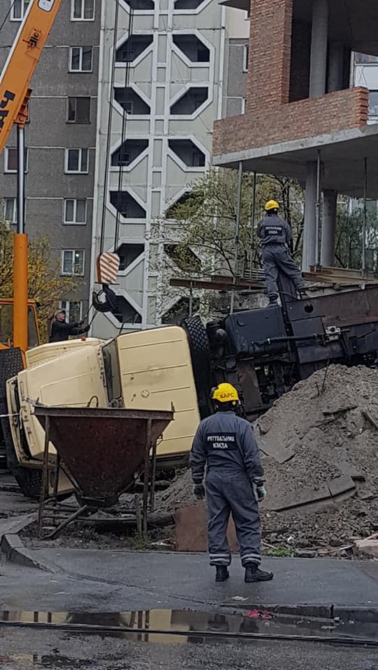 Будівельний кран упав на проїжджу частину в Києві 03