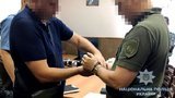 Двох співробітників СІЗО затримали в Дніпрі на хабарі 30 тис. грн, - Нацполіція. ФОТОрепортаж
