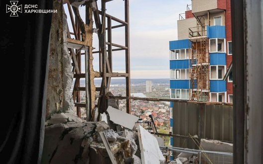 У Харкові дрон влучив у багатоповерхівку: постраждала жінка (оновлено). ФОТОрепортаж
