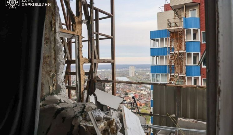 У Харкові дрон влучив у багатоповерхівку: постраждала жінка (оновлено). ФОТОрепортаж