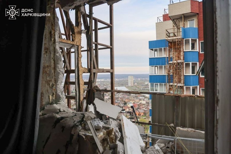 У Харкові дрон влучив у багатоповерхівку: є постраждала