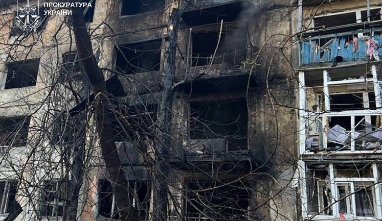 Последствия атаки РФ на Шахтерское Синельниковского района: 11 раненых, повреждено 7 многоэтажек, уничтожены автомобили. ФОТОрепортаж
