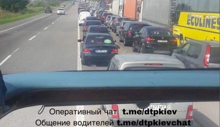 На Одесской трассе образовались многокилометровые пробки - отдыхающие возвращаются домой. ФОТО