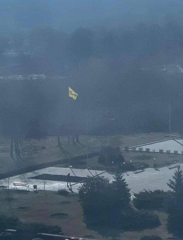 Мешканці Енергодару спалили червоний прапор, який повісили окупанти 02