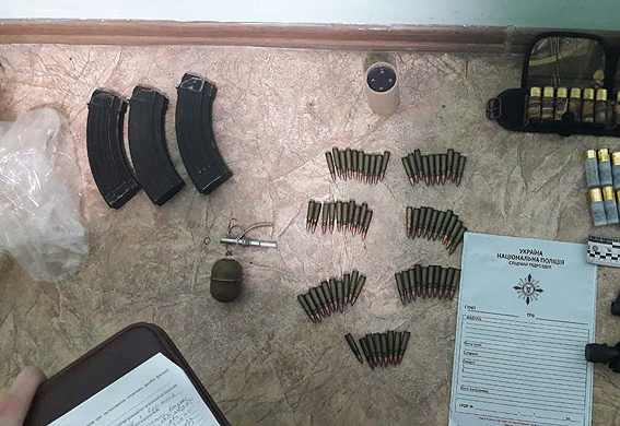 Луганські поліцейські припинили вивезення до столиці кримінальної зброї 02