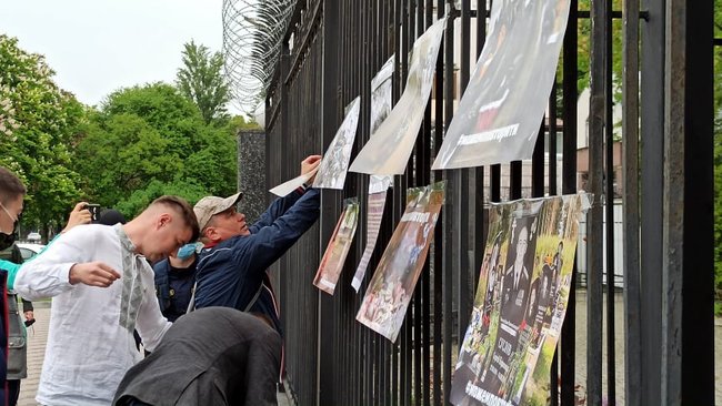 У Києві під посольством РФ в ході акції в память загиблих на Донбасі воїнів спалили Кремль 08 У Києві під посольством РФ в ході акції в память загиблих на Донбасі воїнів спалили Кремль 08