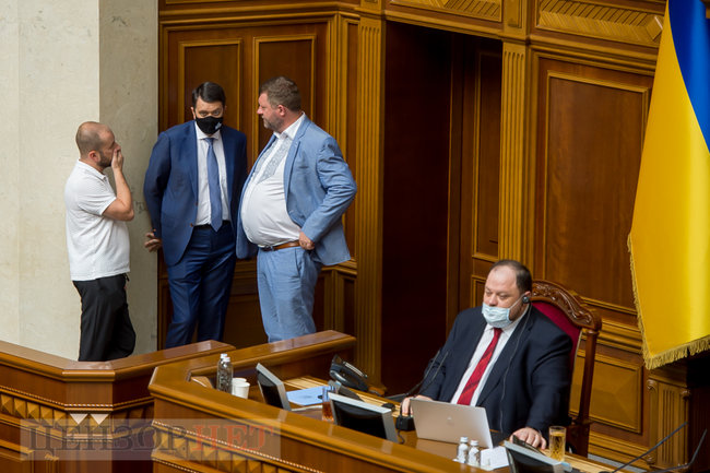 Корнієнко, який підтягує штани, Яременко бентежить колег, погляд Юрченка в спину, - день роботи Ради 14 липня 07