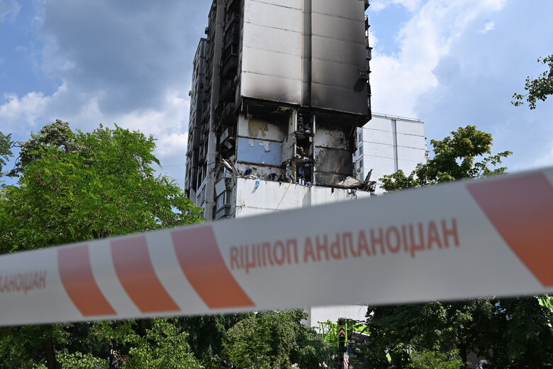 Рятувальники розбирають завали в будинку в Києві, де вибухнув газ 08