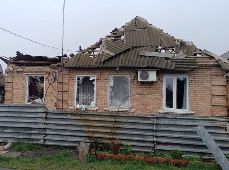 Російські загарбники обстріляли житлові будинки у Нікополі 05