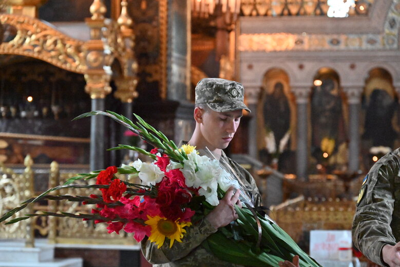 У Володимирському соборі попрощалися із загиблим у боях за Україну воїном Микитою Оптимістом Красновідом 17
