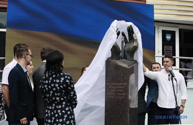 Памятник медикам, умершим от COVID-19, открыли в Киеве 06