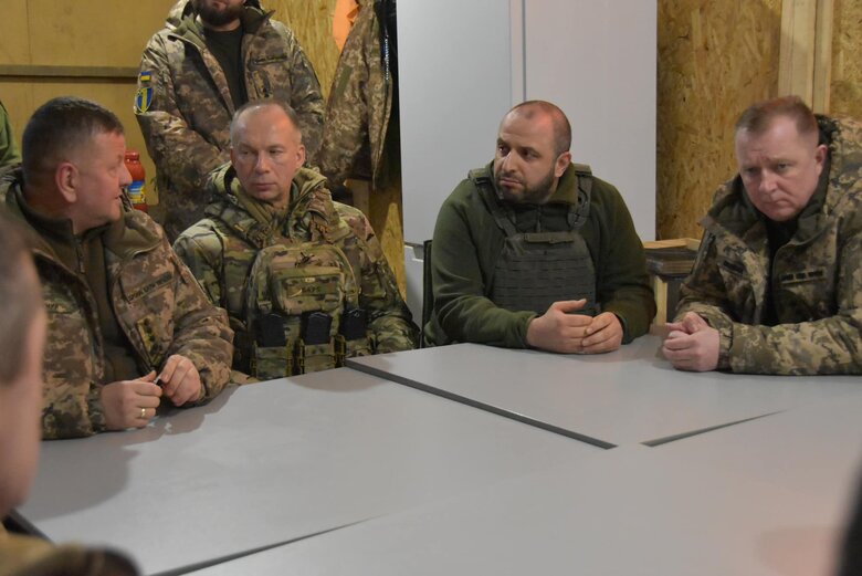 Залужный посетил позиции ВСУ в районе Купянска 02