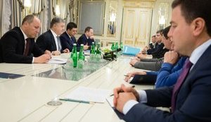 Нужно обменяться мнениями о ситуации, которая сложилась в стране и которая возникла в связи с реакцией МВФ, - Порошенко о встрече с руководством фракций. ФОТО