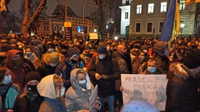 Під офісом Зеленського у Києві відбувається акція протесту проти вироку Стерненку, почалися сутички з правоохоронцями 10