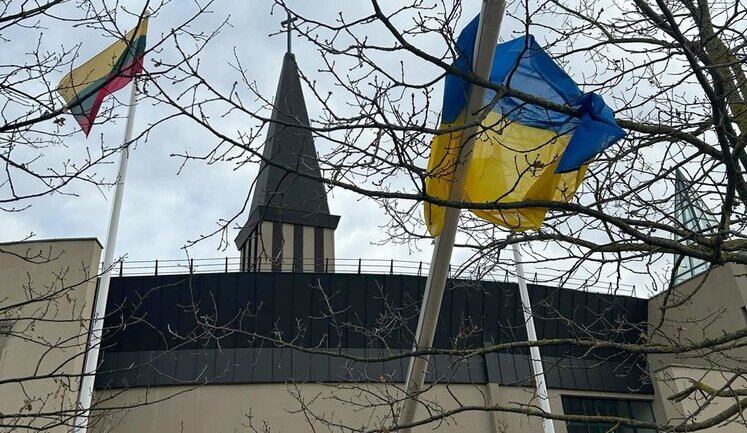 Вандалы в Литве сломали четыре флагштока с флагами Украины. ФОТОрепортаж