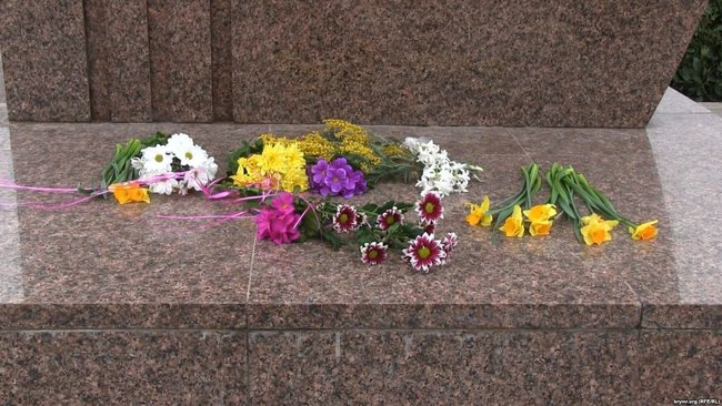 Жителі окупованих Ялти, Керчі та Севастополя поклали квіти до памятників Шевченку 03